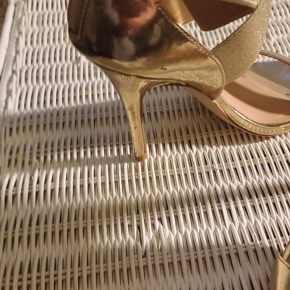 BEAUTIFUL  METALLIC  GOLD HEELS - Picture 4 of 16